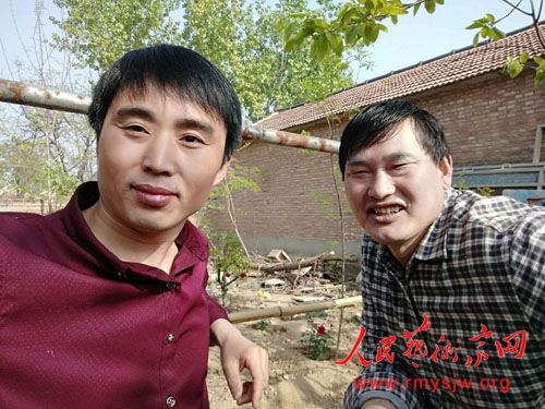 朱之文出名以后,邀请小伙伴袁长彪做了经纪人.