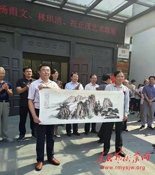 ��������ï��������չ��Ļʽ�ڽ�����ɽ����