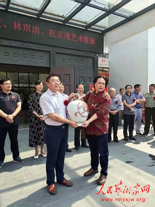 ��������ï��������չ��Ļʽ�ڽ�����ɽ����