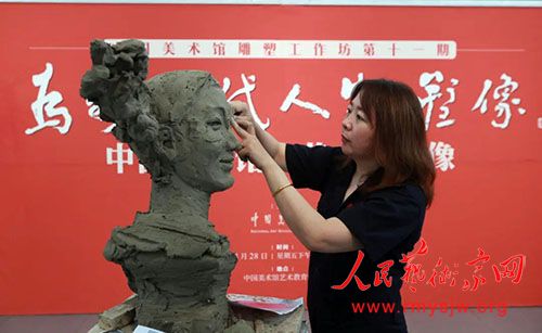 中国美术馆为牺牲在脱贫攻坚一线的黄文秀塑像 中国美术馆为牺牲在脱贫攻坚一线的黄文秀塑像