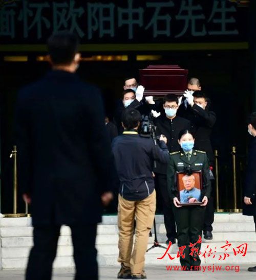 ŷ����ʯ��������ʽ�ڱ����˱�ɽ����