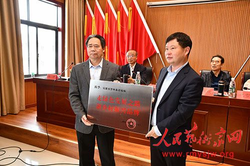 ����ΰ���й��� ϲ�콨�������� �й��������� ��Ʒ��������۶ �Ÿ�����ʯ�򡱲ɷ�ʻ�