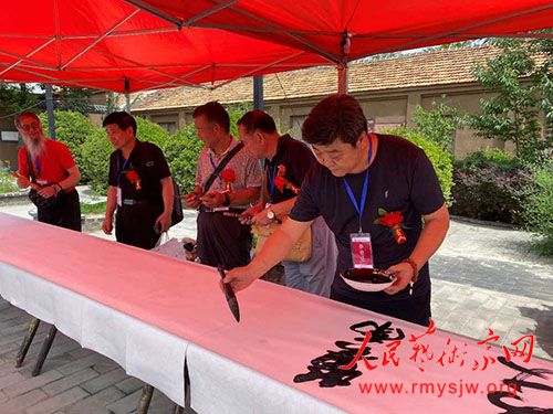 ������ɽ�׿��յص�����ʫ�黭ӡ�������չ�ߺ�ɫ�Ļ��ɷ����ںӱ������з���������