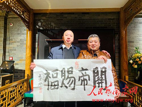 �簲������ʼ�˷��ΰ�������н��Ǻ����Ŷ�һ���߽�������빫�桷��־������Ļ�����